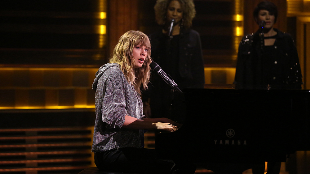 THE TONIGHT SHOW STARRING JIMMY FALLON -- Episode 0768 -- Pictured: Musical Guest Taylor Swift performs