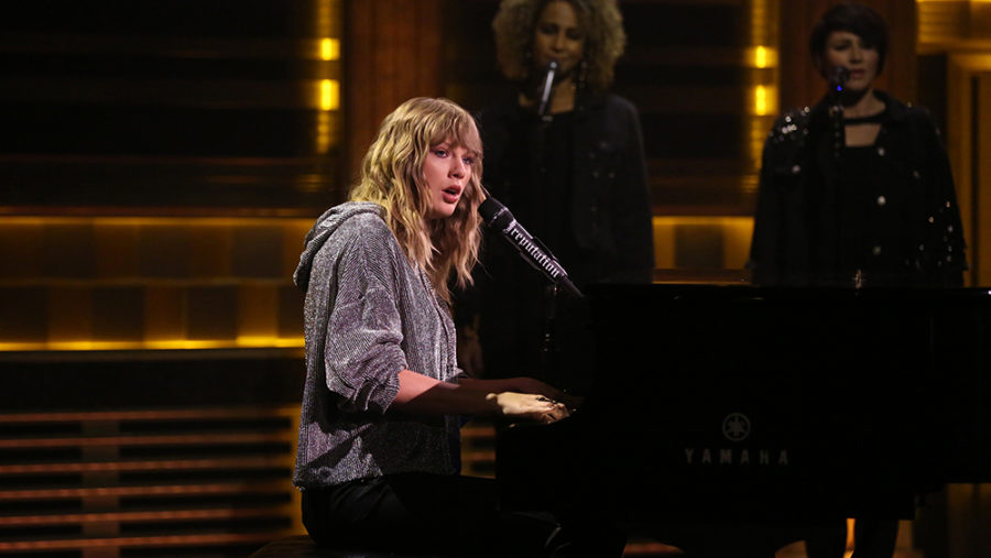 THE TONIGHT SHOW STARRING JIMMY FALLON -- Episode 0768 -- Pictured: Musical Guest Taylor Swift performs New Years Day on November 13, 2017 -- (Photo by: Andrew Lipovsky/NBC)